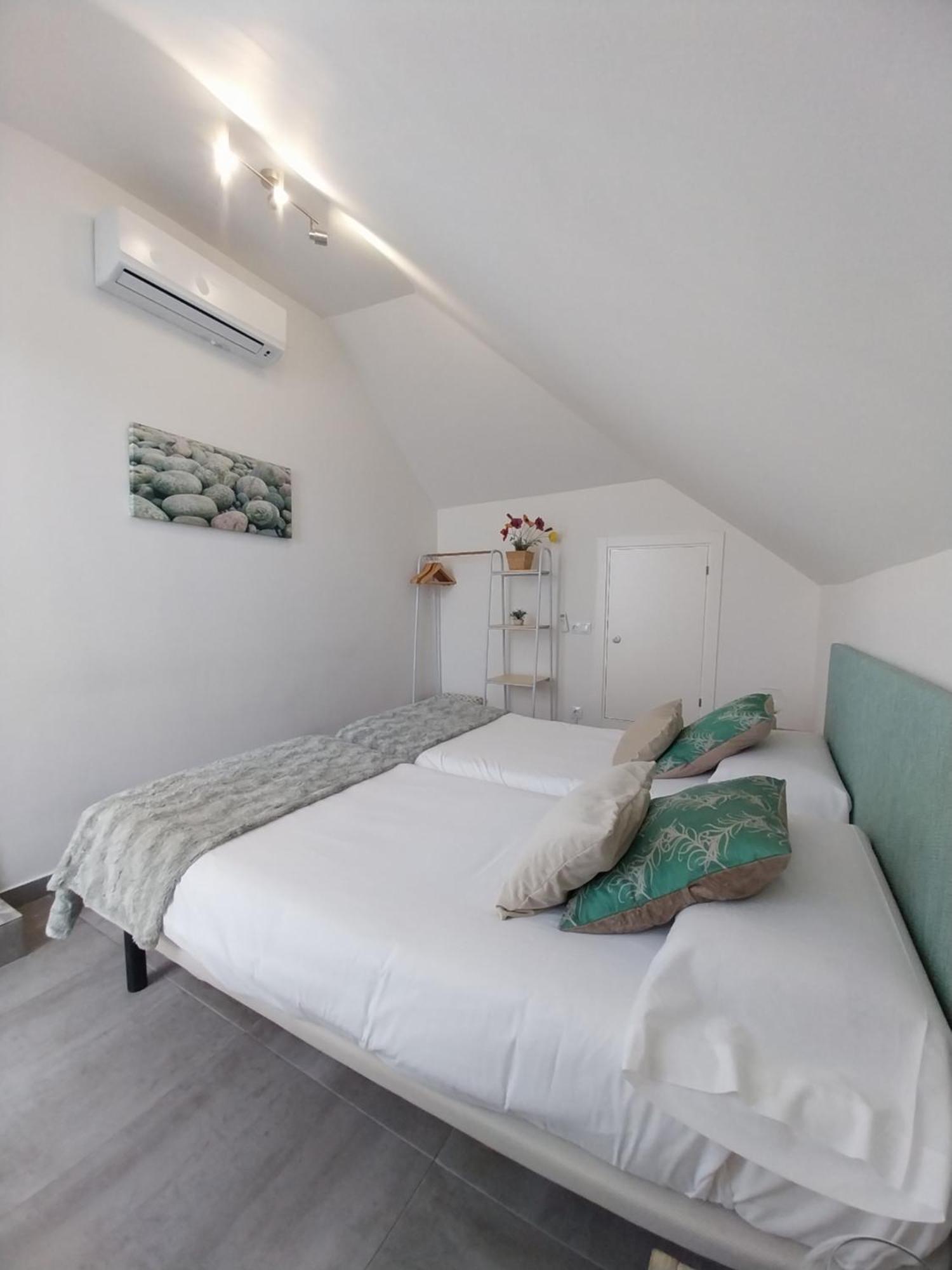 Apartamentos El Marques Malaga Room photo